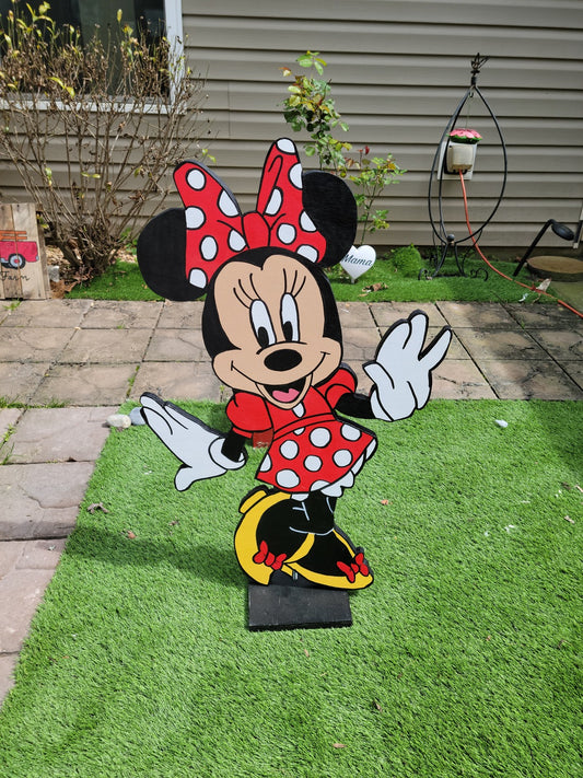 Minne Mouse lifesize yard art.