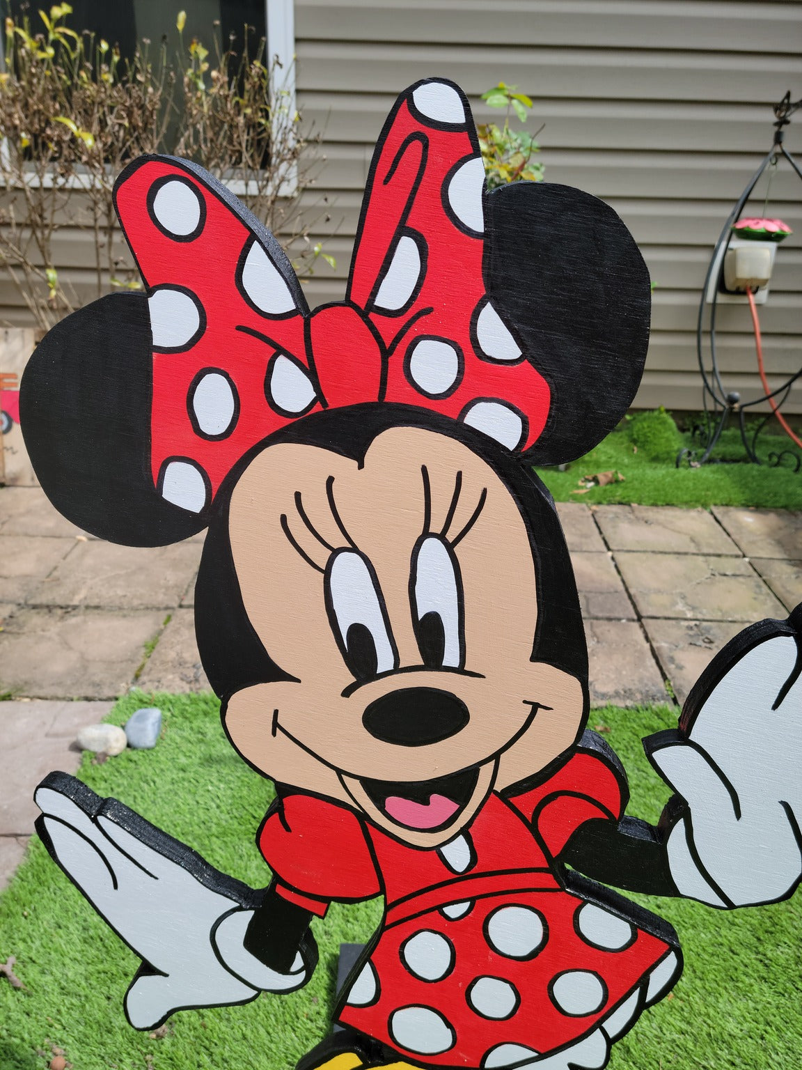 Minne Mouse lifesize yard art.