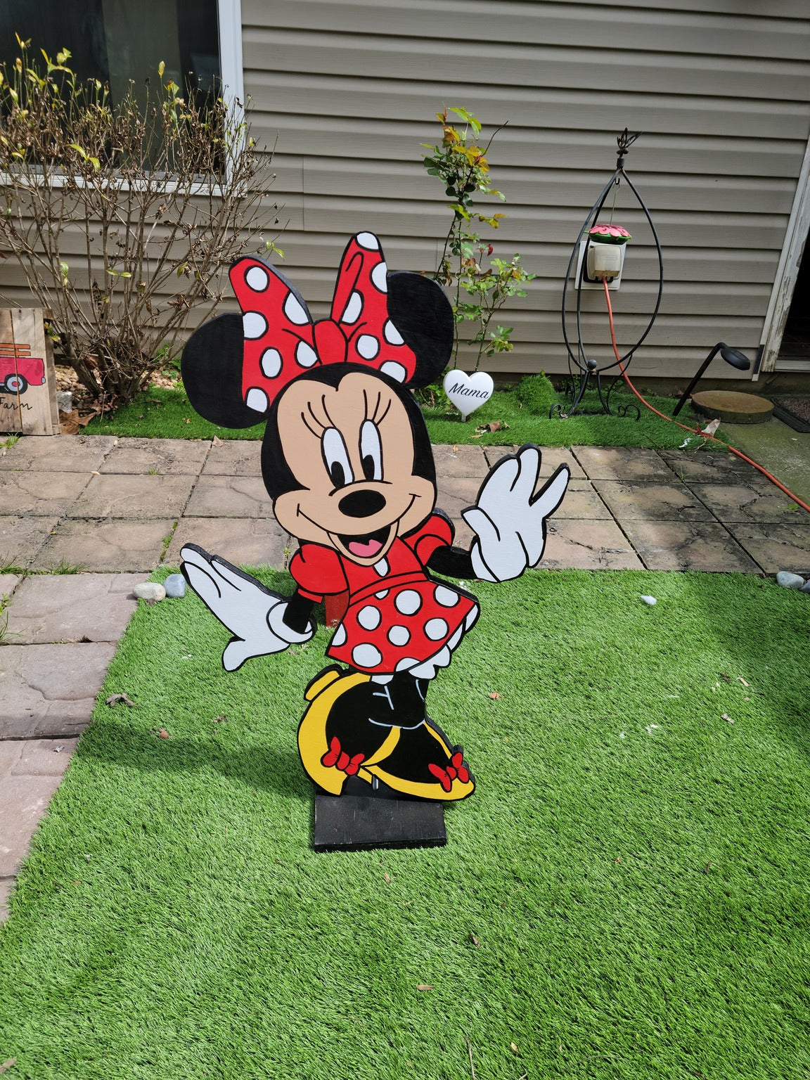 Minne Mouse lifesize yard art.