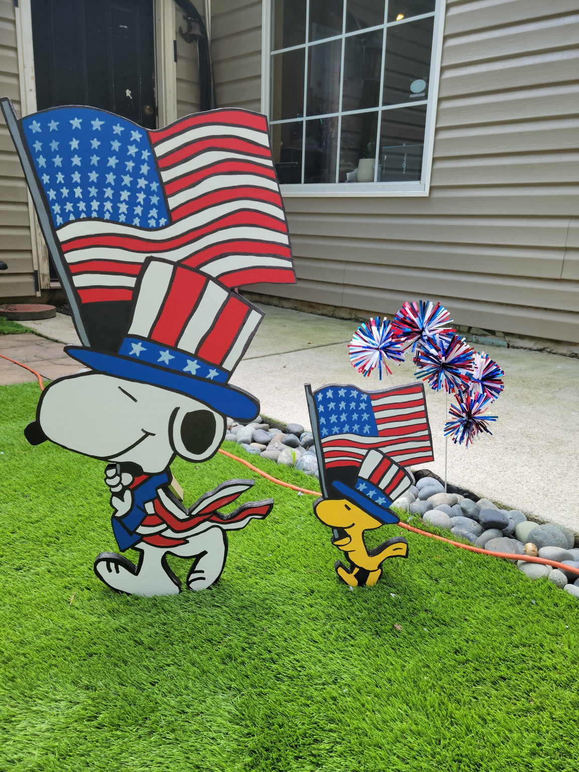 Snoopy and Woodstock USA yard art